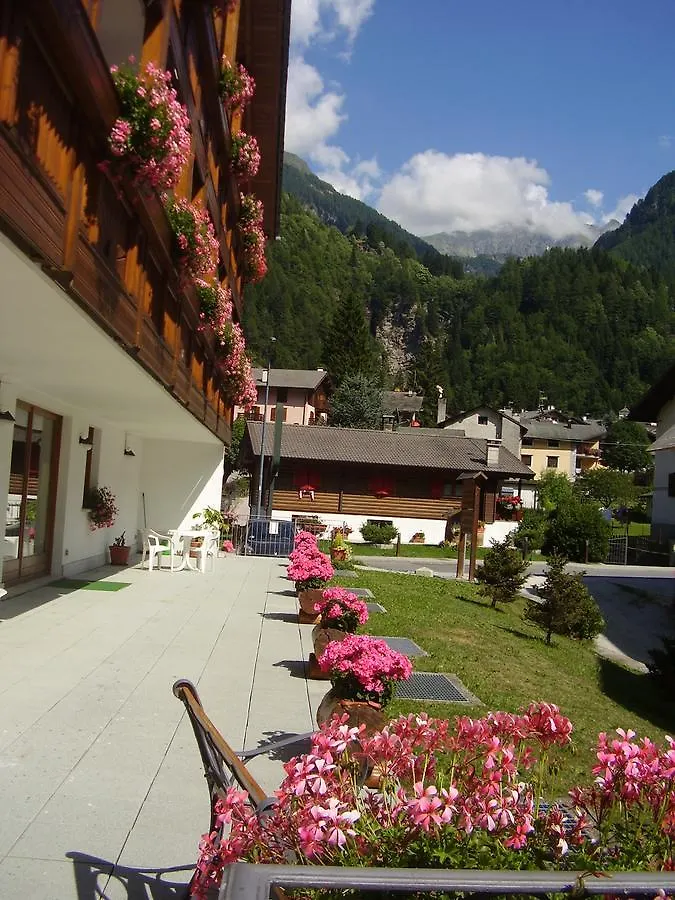 Baita dei Pini Campodolcino Aparthotel